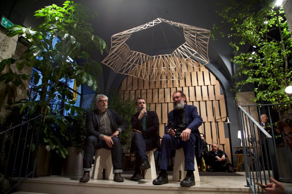 Listone Giordano Arena mieści się w Mediolanie pod adresem Via Santa Cecilia 6, Metro San Babila.