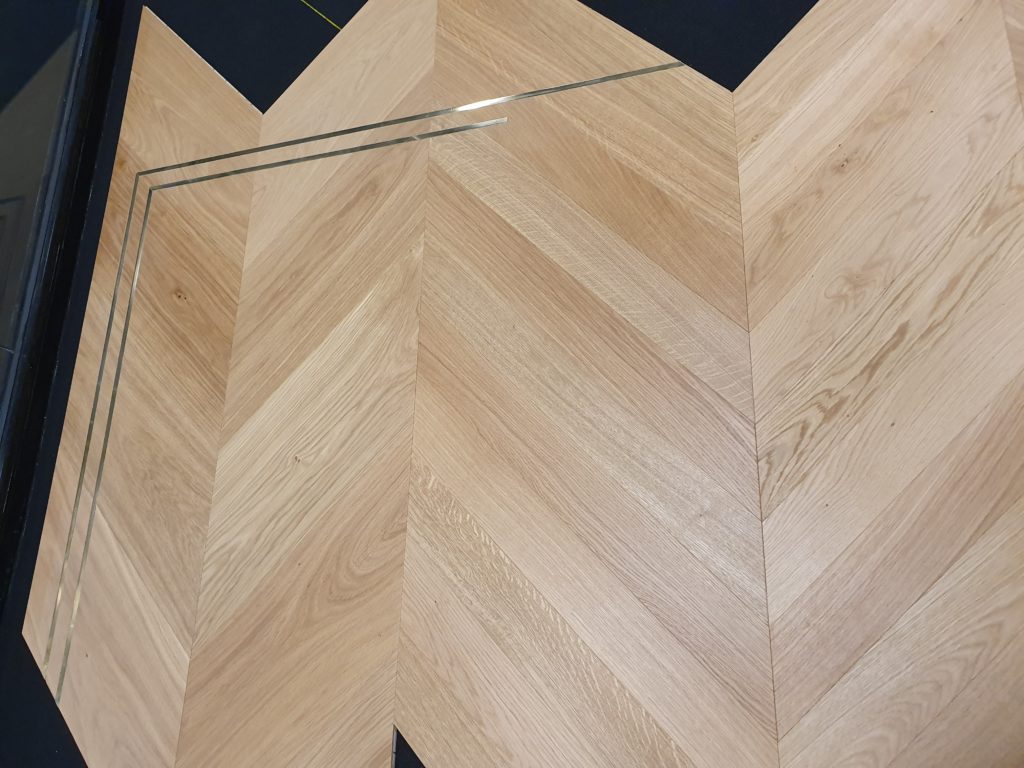 Mosiężna bordiura , parkiet dębowy, jodełka na wystawie Cenne bo polskie