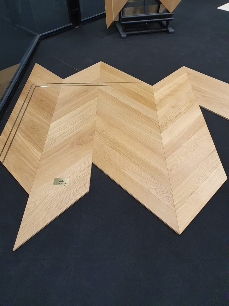 Mosiężna bordiura wprowadzona w debowy parkiet - Cenne bo polskie