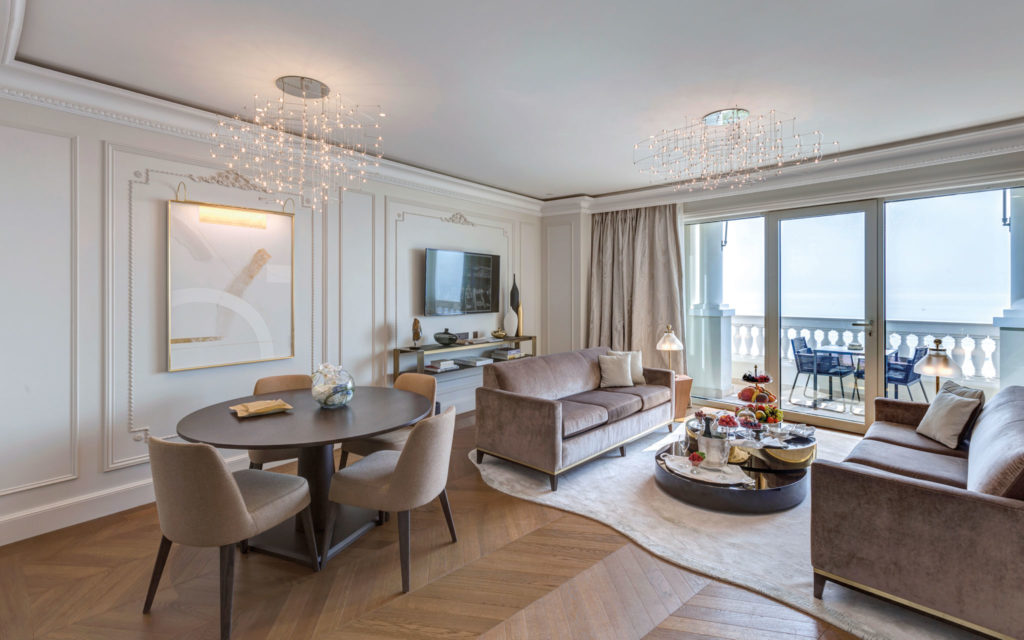 Drewniany parkiet o wzorze jodełki Listone Giordano w Hotel de Paris Monte Carlo.