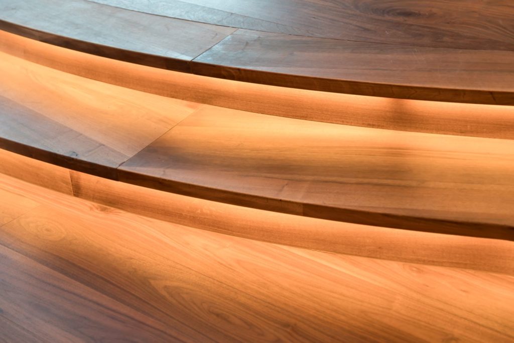 Schody - detal, drewniany parkiet z orzecha amerykańskigo Listone Giordano