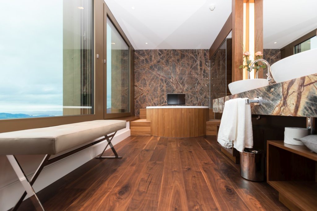 Burgenstock Alpine Spa, drewniany parkiet z orzecha amerykańskiego.