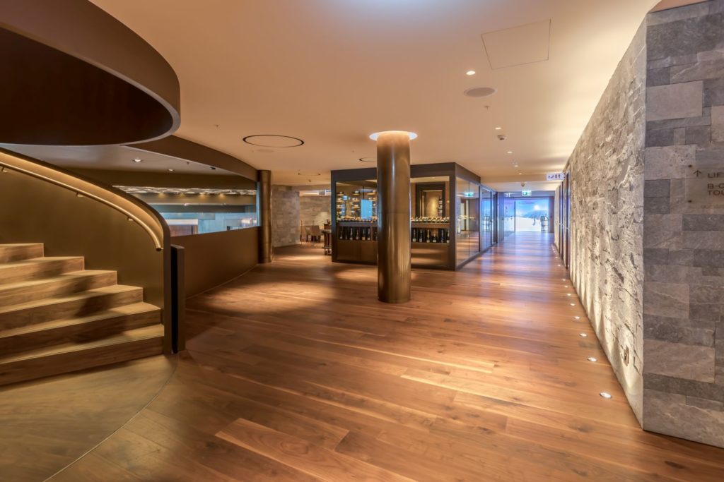 Hotel Burgenstock, wejście główne wypełnia drewniany parkiet z orzecha amerykańskiego Listone Giordano