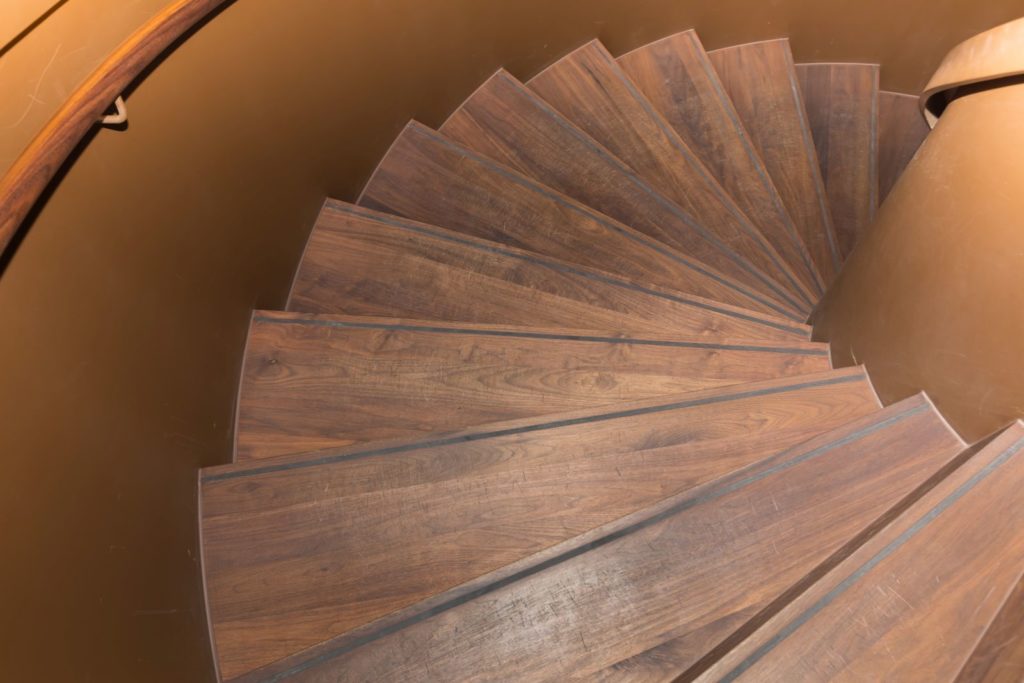 Burgenstock Hotel - zakręcane schody - drewniany parkiet z orzecha amerykańskiego.