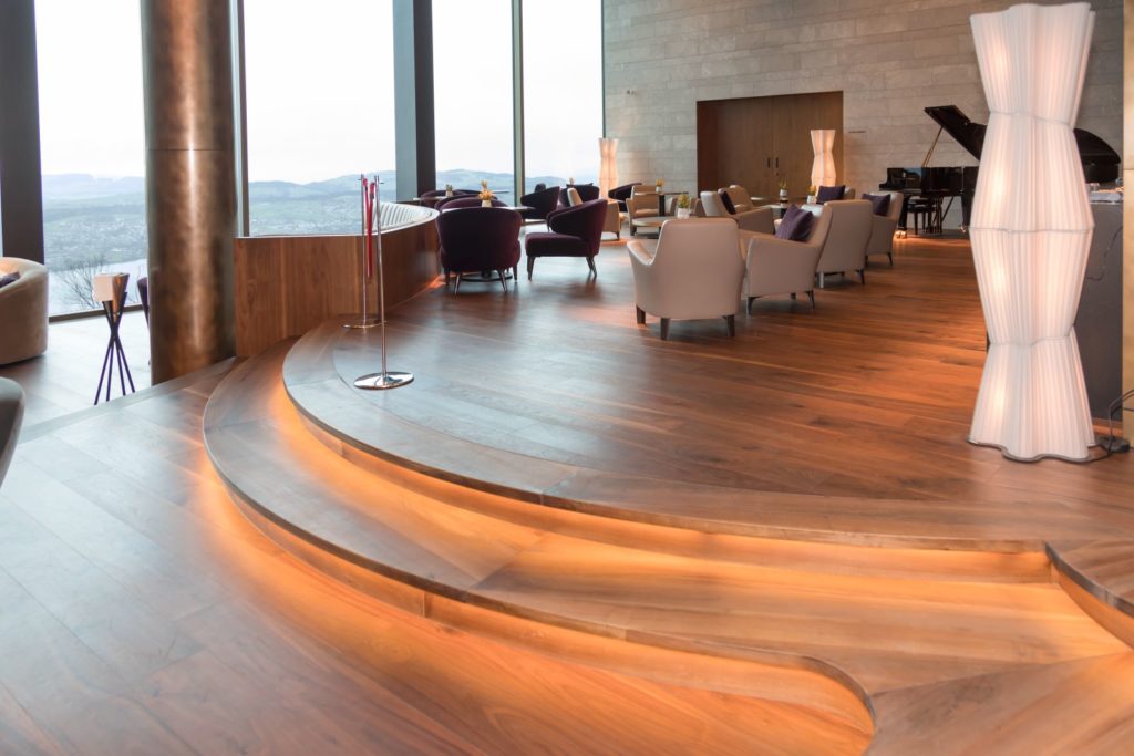 Pianobar w Hotelu Burgenstock - drewniany parkiet z orzecha amerykańskiego