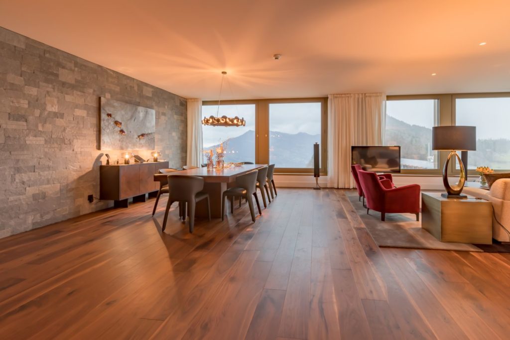 Drewniany parkiet z orzecha amerykańskiego w Hotelu Burgenstock w Szwajcarii